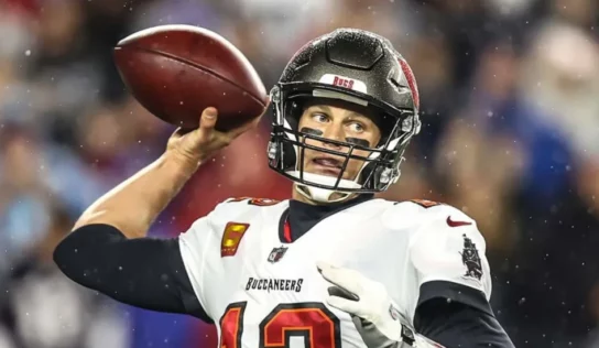 Tom Brady rompe récord de yardas por aire en NFL