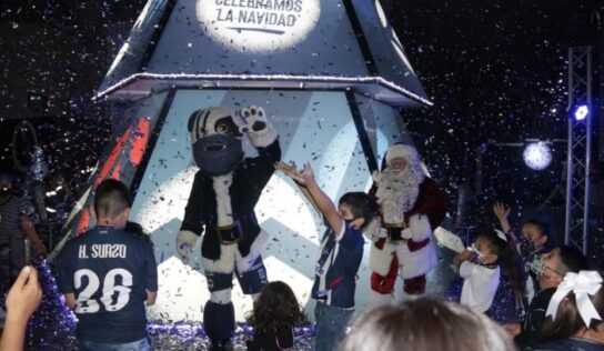 Enciende Rayados el pino de Navidad en el BBVA