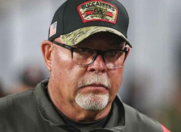 Bruce Arians espera que la NFL siga investigando sobre los estatus de vacunación