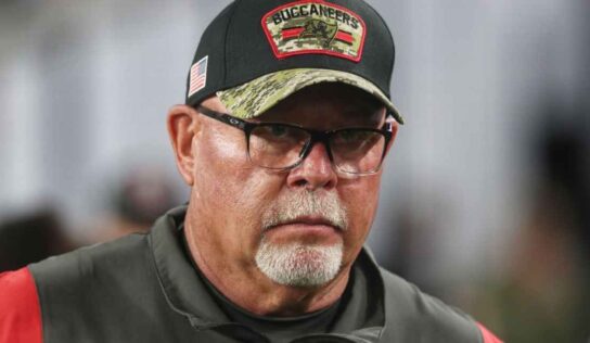 Bruce Arians espera que la NFL siga investigando sobre los estatus de vacunación