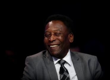 Pelé vuelve al hospital para continuar su tratamiento